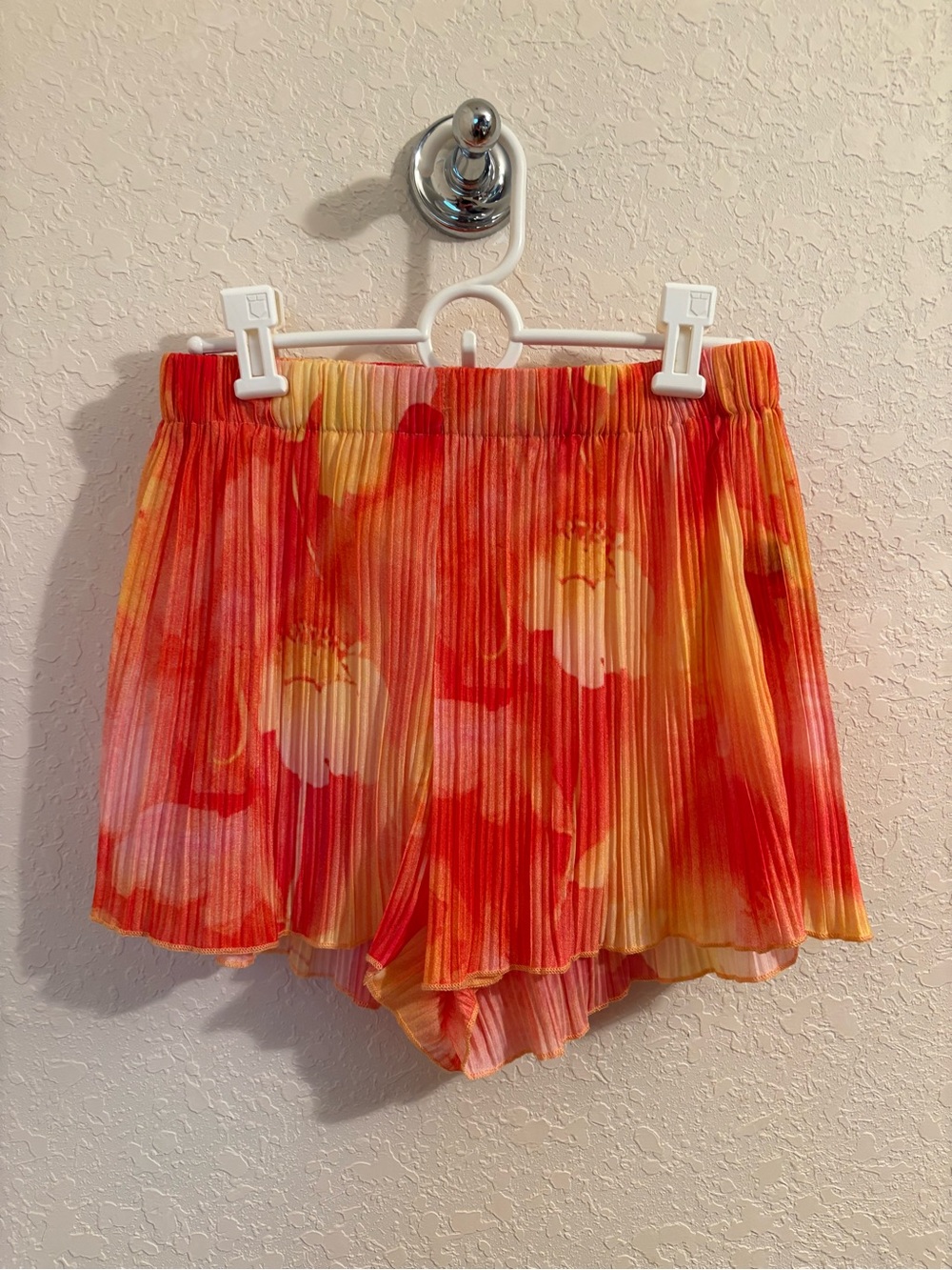 SHEIN Pleated Floral Shorts - Red & Orange